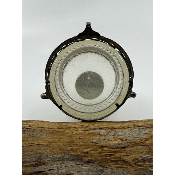 Vintage Jovan Mink & Pearls Filigree Brass Vanity Box with Plastic Insert - Picture 4 of 6